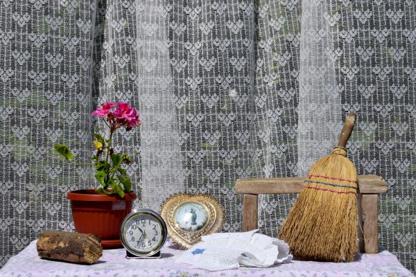Flower, Clock, and Broom. Her Spirit and Her Things. Lipnica – Tuzla, BiH. 2018 © Trashbus ǀ Renata Britvec